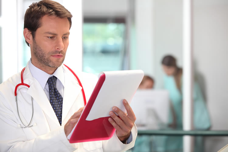 Oferta de empleo para médico especialista en medicina interna