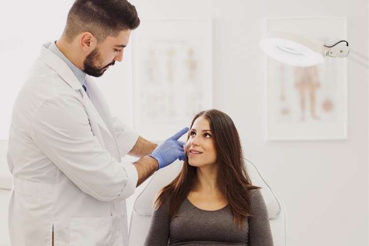 Trabajo como dermatólogo