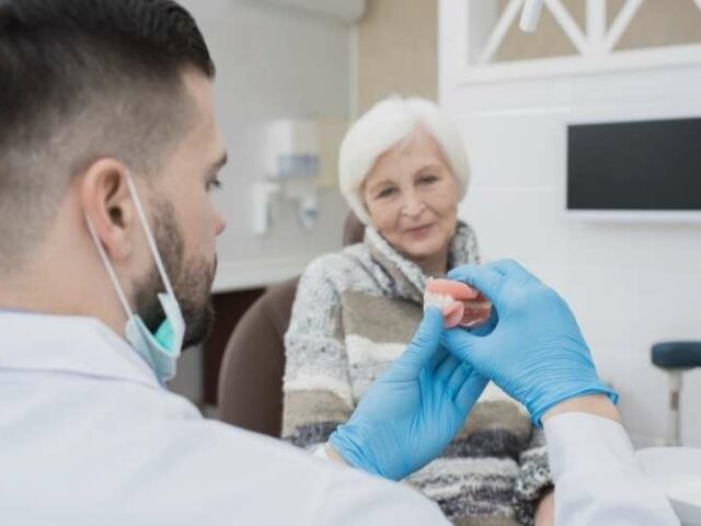 Empleo como odontólogo general e implantólogo y prostodoncia