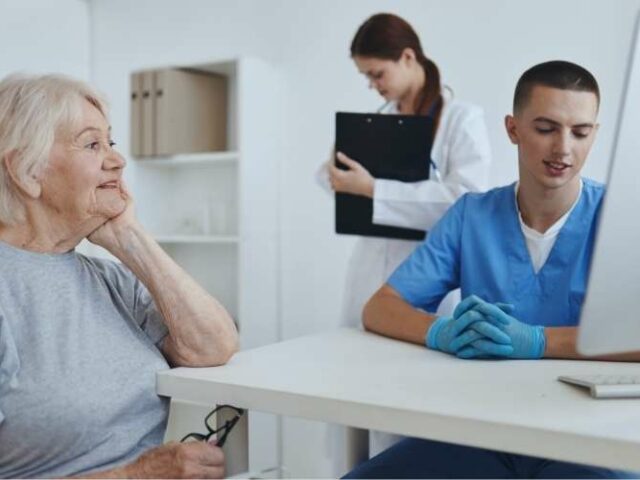 Trabaja para auxiliar de enfermería en consultas médicas