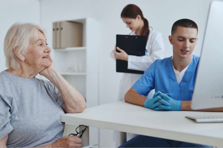 Trabaja para auxiliar de enfermería en consultas médicas