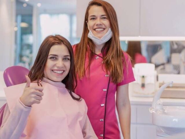 Trabaja para auxiliar en clínica dental