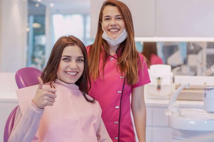 Trabaja para auxiliar para clínica dental