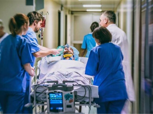 Trabajo como enfermero en atención a urgencias