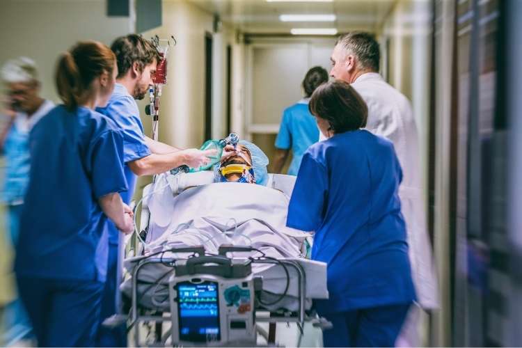 Trabajo como enfermero en atención a urgencias