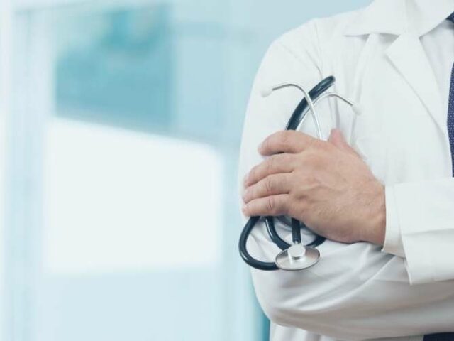 Empleo como licenciado en medicina