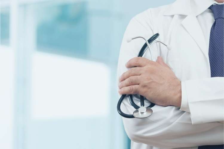 Empleo como licenciado en medicina