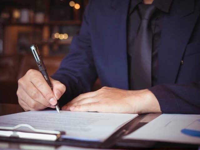 Empleo para comercial y auxiliar