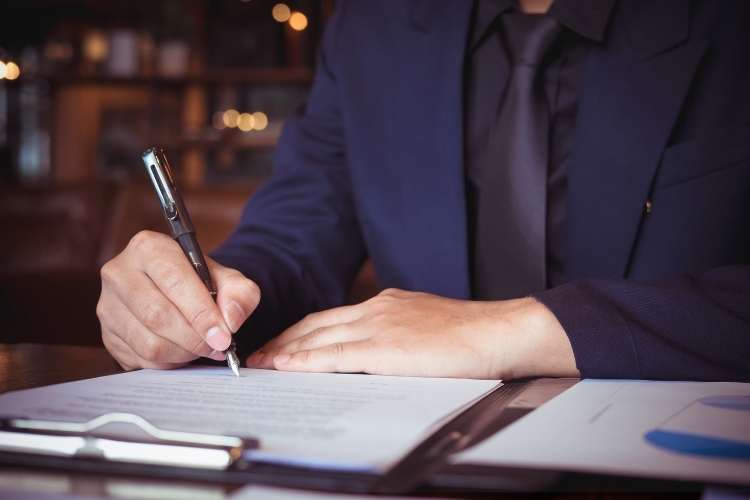 Empleo para comercial y auxiliar