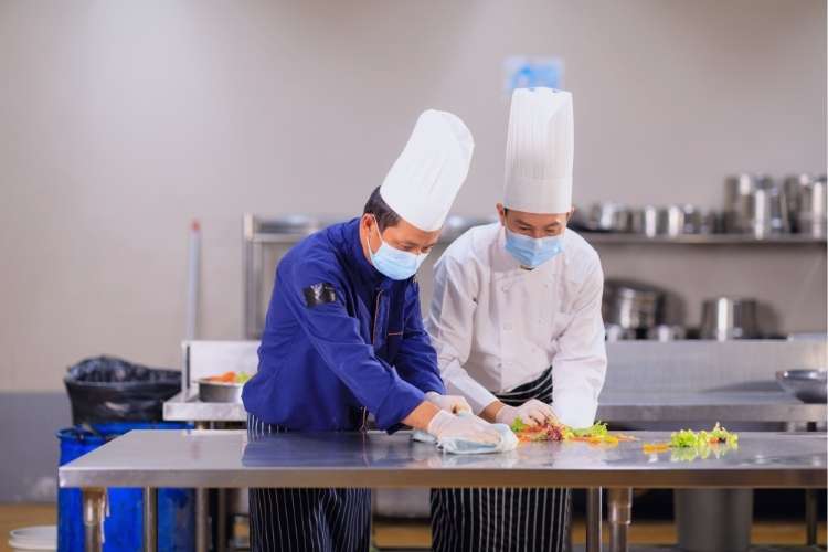 Trabaja como ayudante de cocina