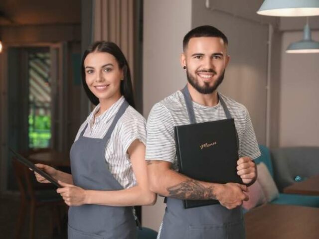 Trabaja como personal de cafetería