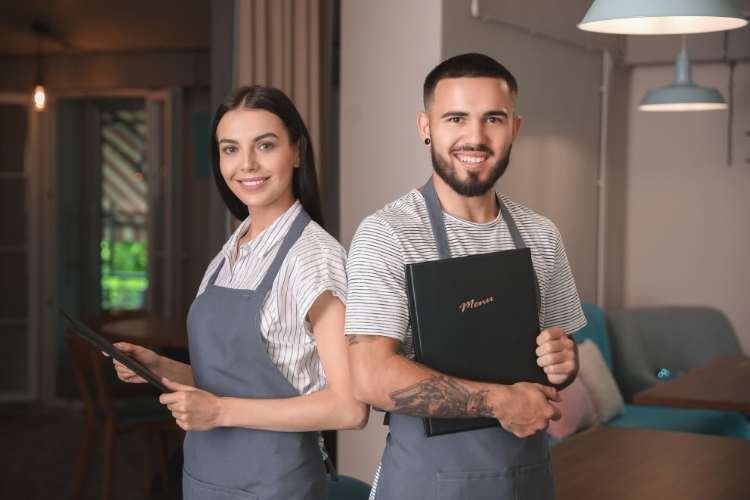 Trabaja como personal de cafetería